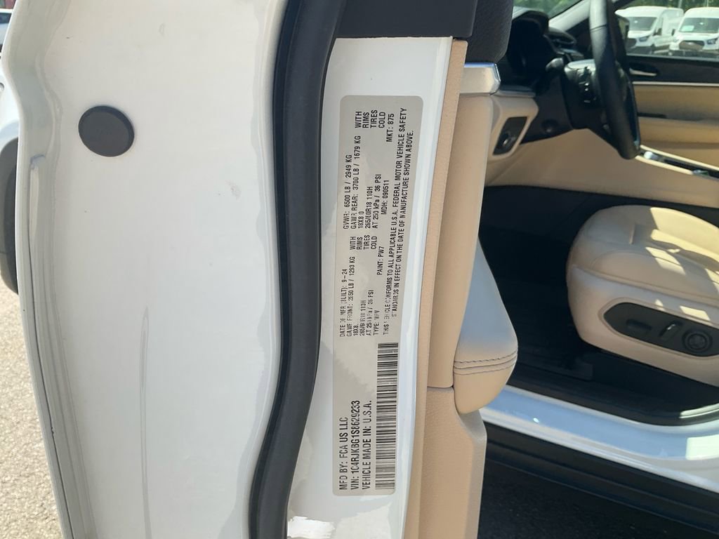 Used 2025 Jeep Grand Cherokee L Limited w/ Luxury Tech Group II image 18