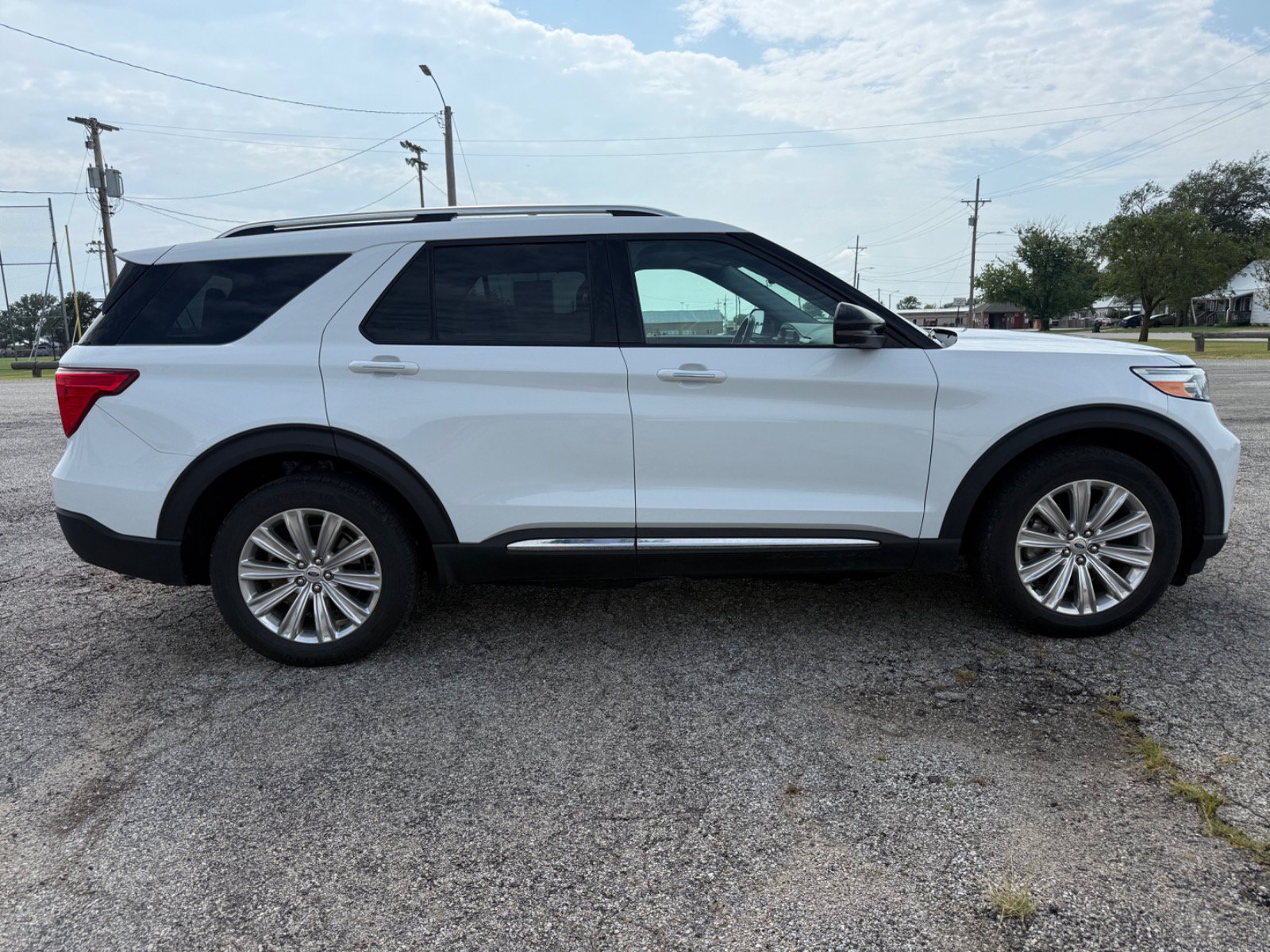 Certified 2021 Ford Explorer Limited w/ Hybrid Equipment Group 310A AWD/4WD image 2