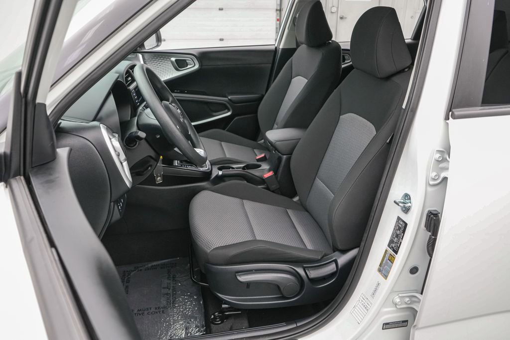 Used 2025 Kia Soul LX w/ LX Technology Package FWD image 12