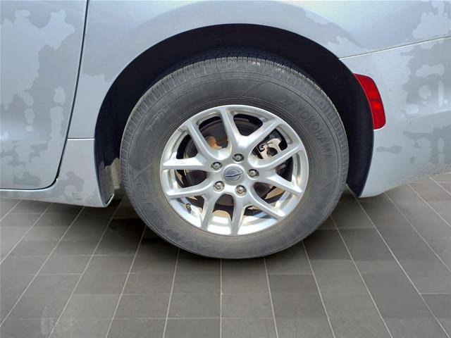Used 2024 Chrysler Pacifica Touring-L FWD image 17