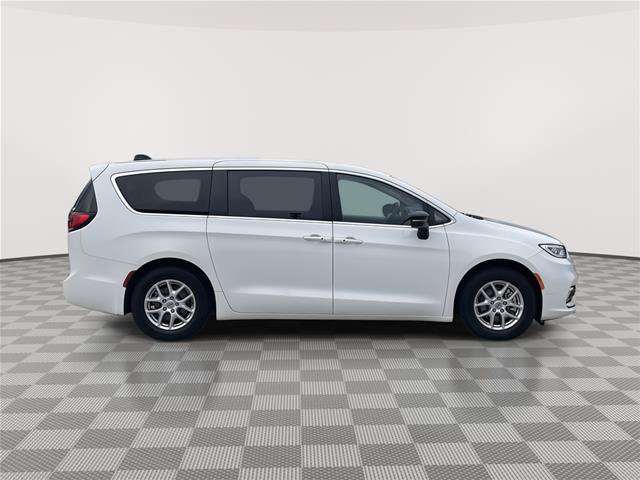 Used 2024 Chrysler Pacifica Touring-L FWD image 6
