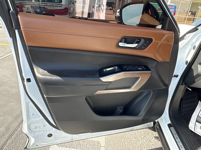 Used 2025 Nissan Pathfinder Platinum FWD image 13