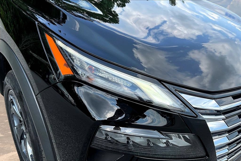Used 2025 Nissan Rogue SV FWD image 34