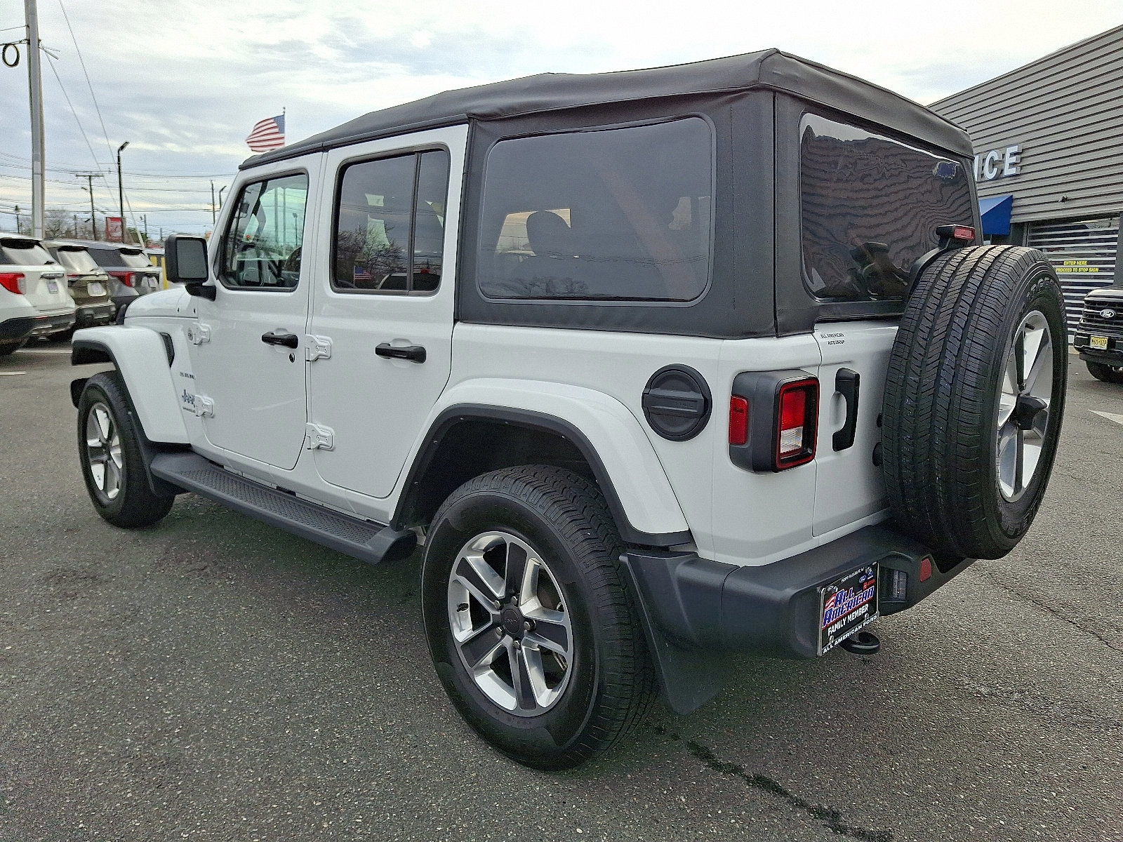 Used 2023 Jeep Wrangler Sahara image 7