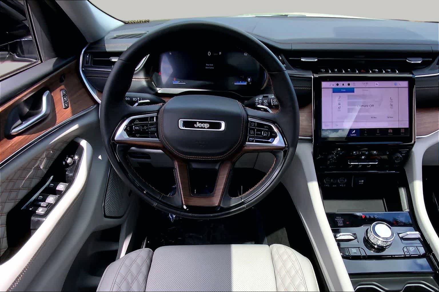 Used 2023 Jeep Grand Cherokee L Summit w/ Luxury Tech Group V AWD/4WD image 8