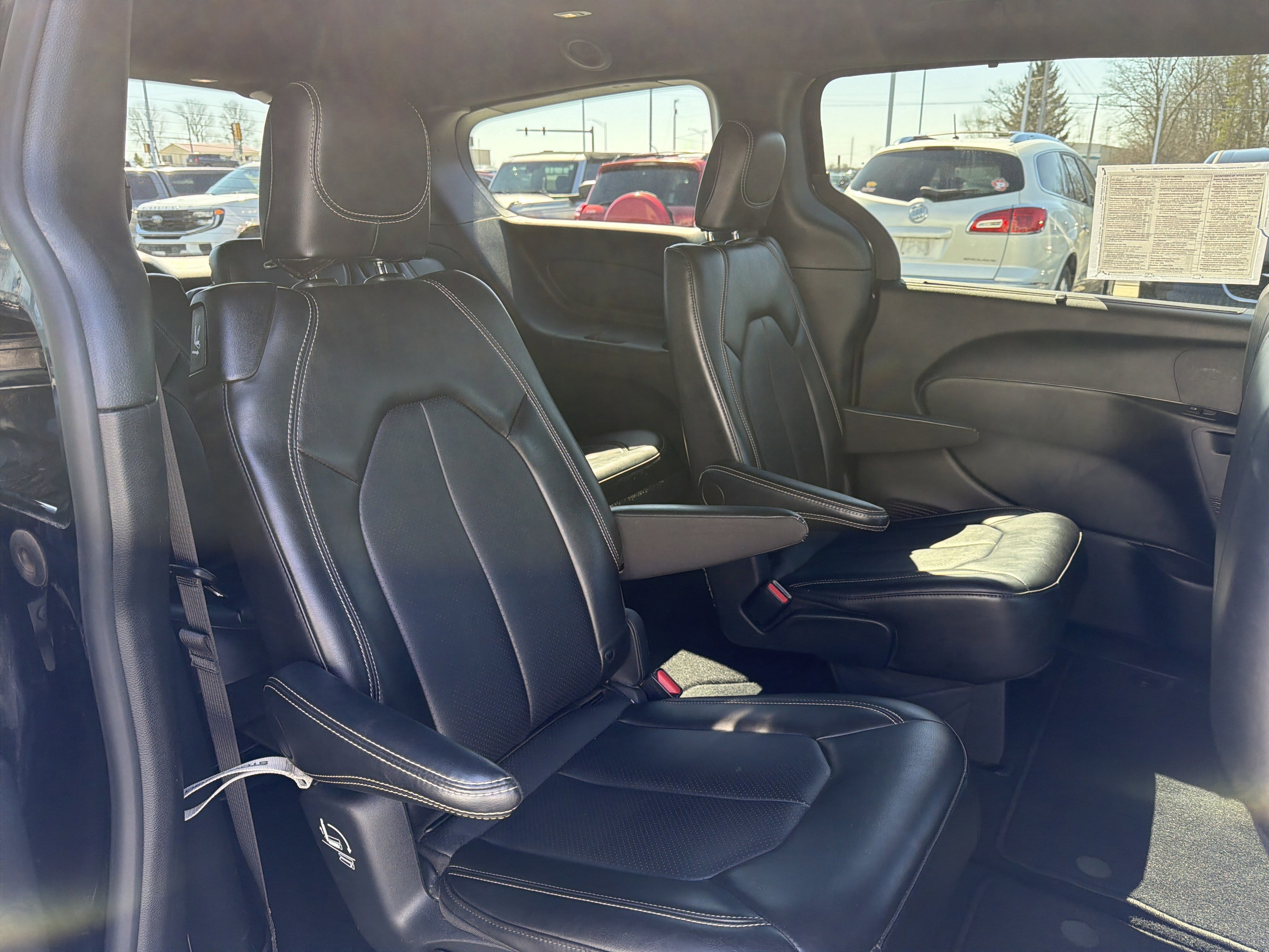 Used 2025 Chrysler Pacifica Select image 17