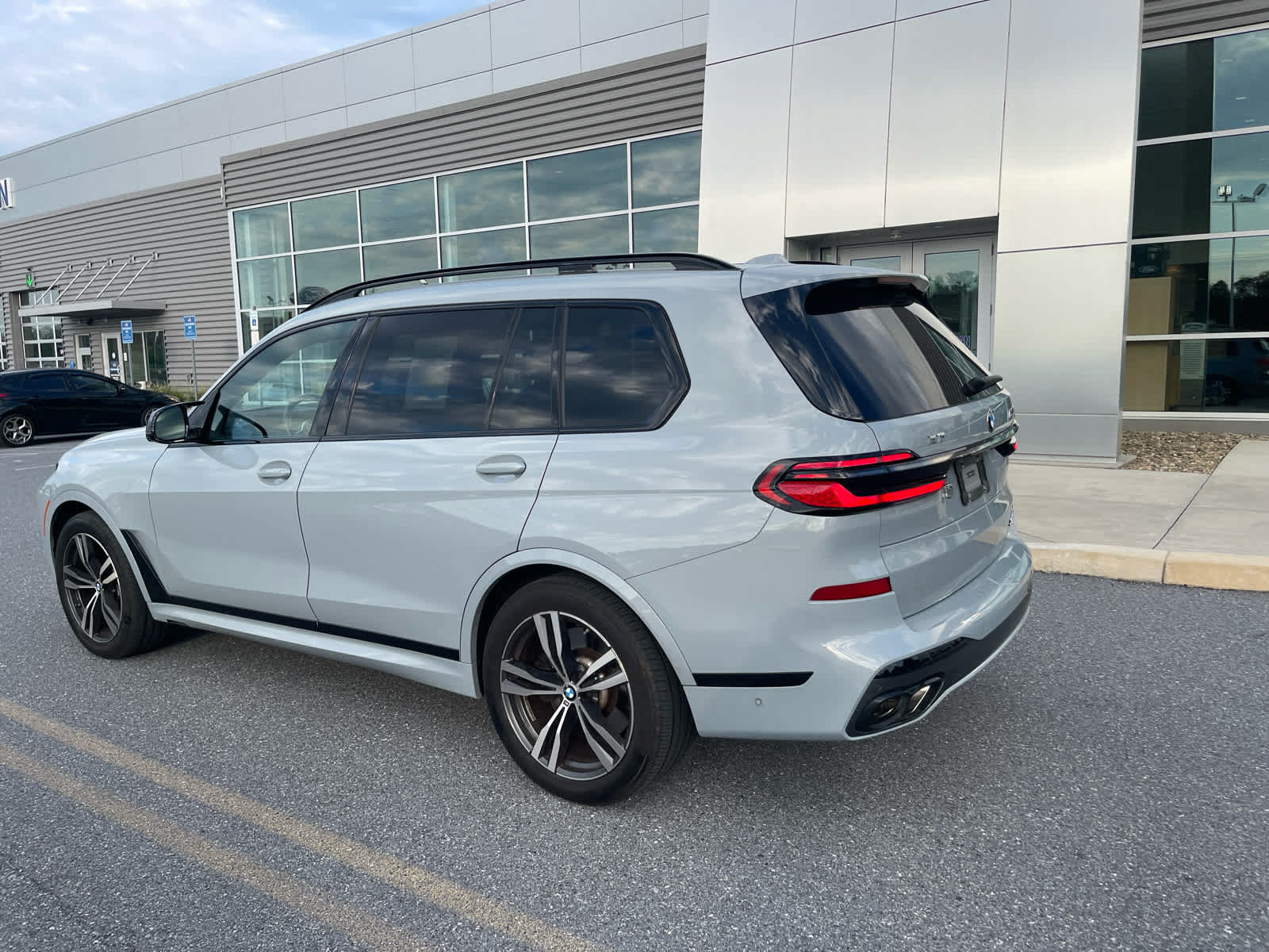Used 2025 BMW X7 M60i AWD/4WD image 3