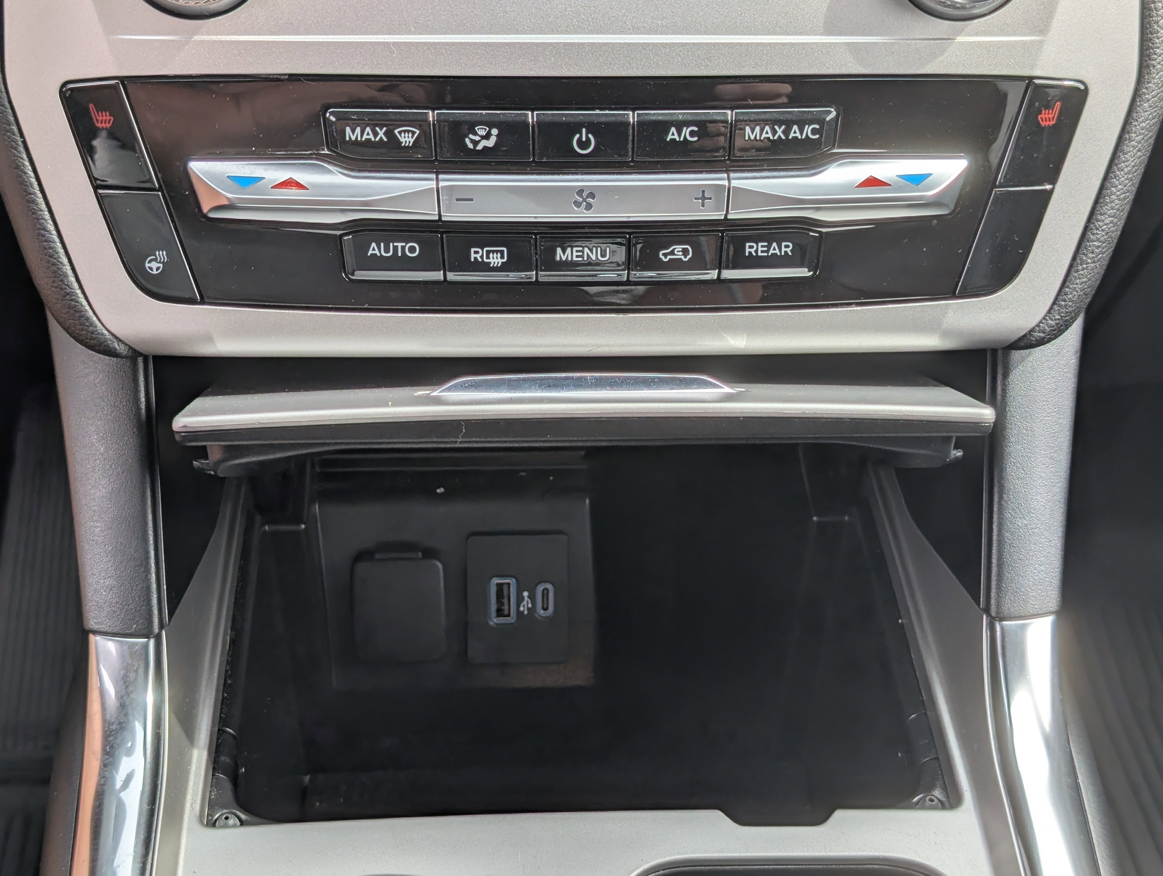 Certified 2022 Ford Explorer XLT w/ Equipment Group 202A image 30