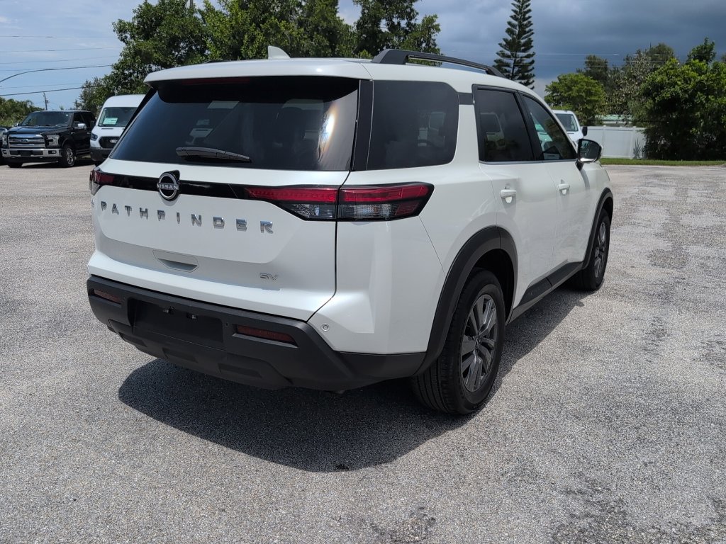 Used 2024 Nissan Pathfinder SV FWD image 3