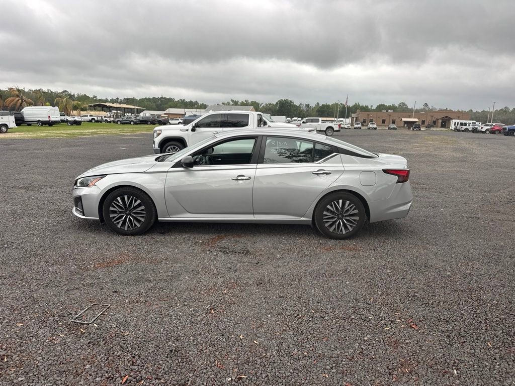 Used 2024 Nissan Altima 2.5 SV FWD image 2