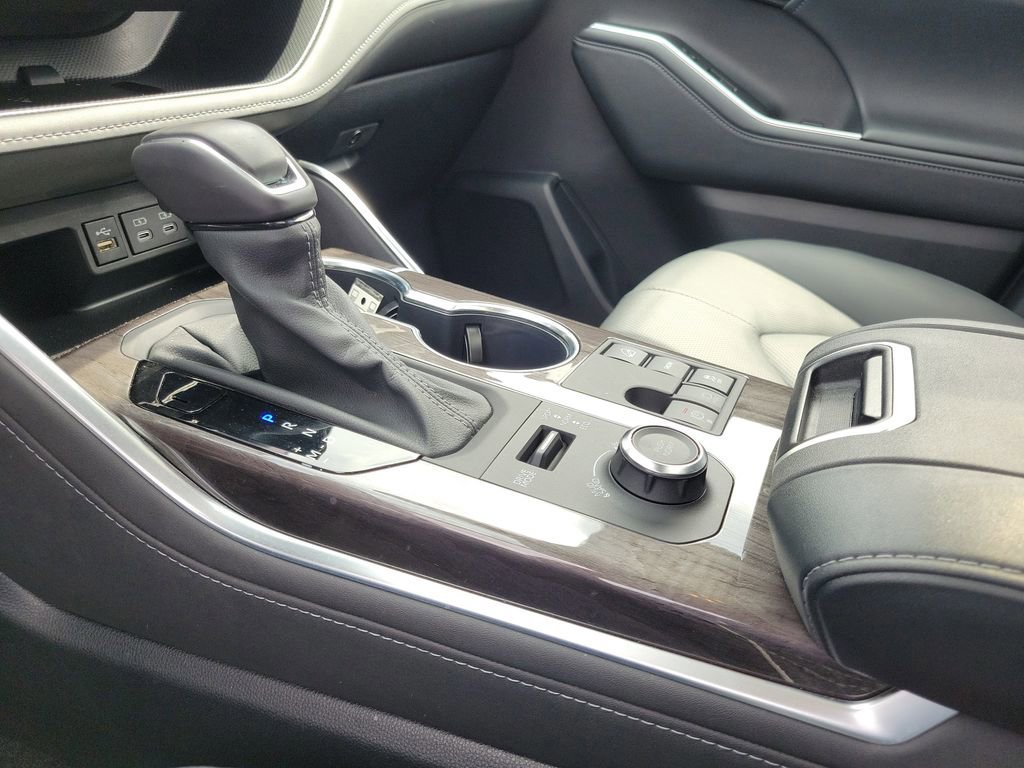 Used 2024 Toyota Highlander Limited AWD/4WD image 29