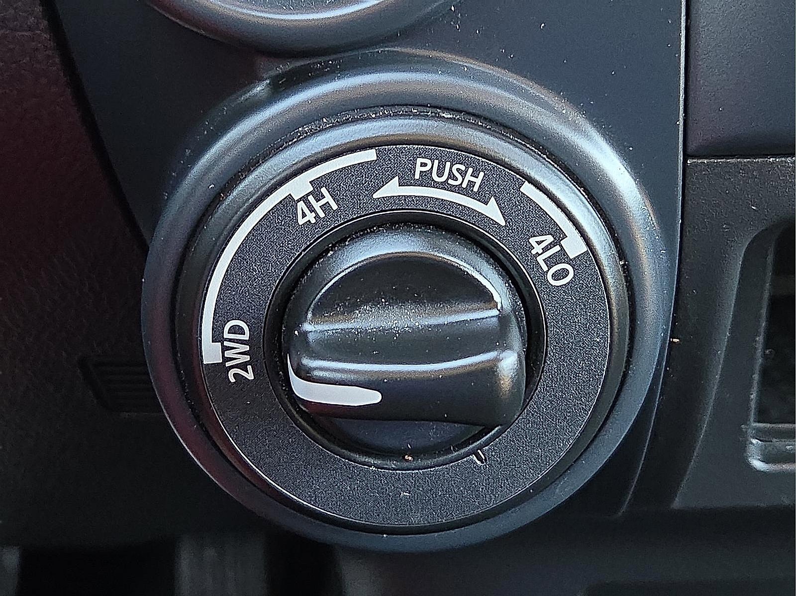 Used 2024 Nissan Titan SV image 17