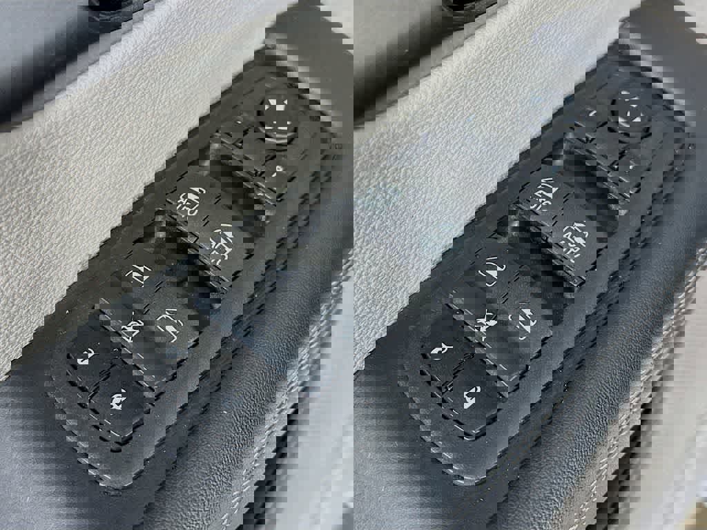 Used 2024 Chrysler Pacifica Touring-L image 29