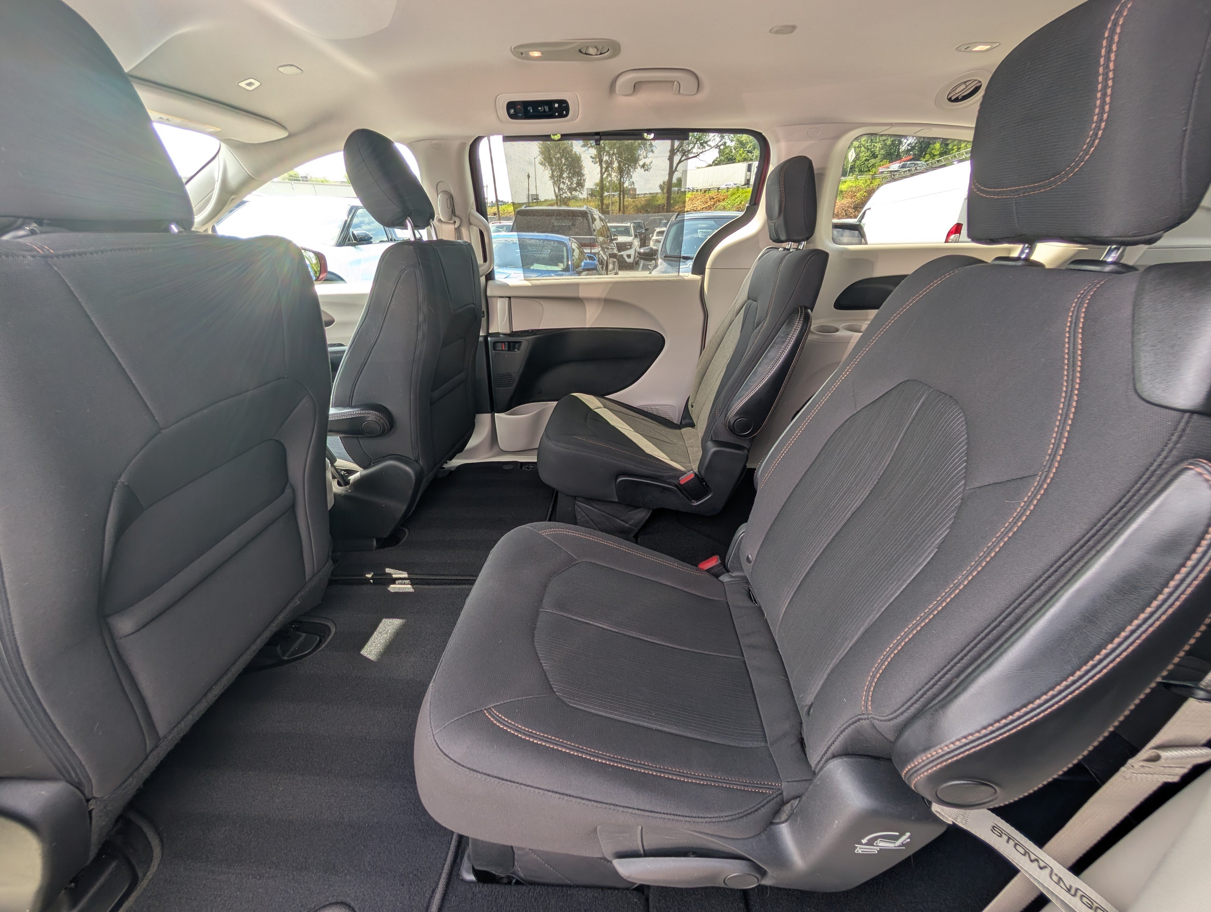 Used 2019 Chrysler Pacifica Touring Plus w/ Advanced Safetytec Group FWD image 18