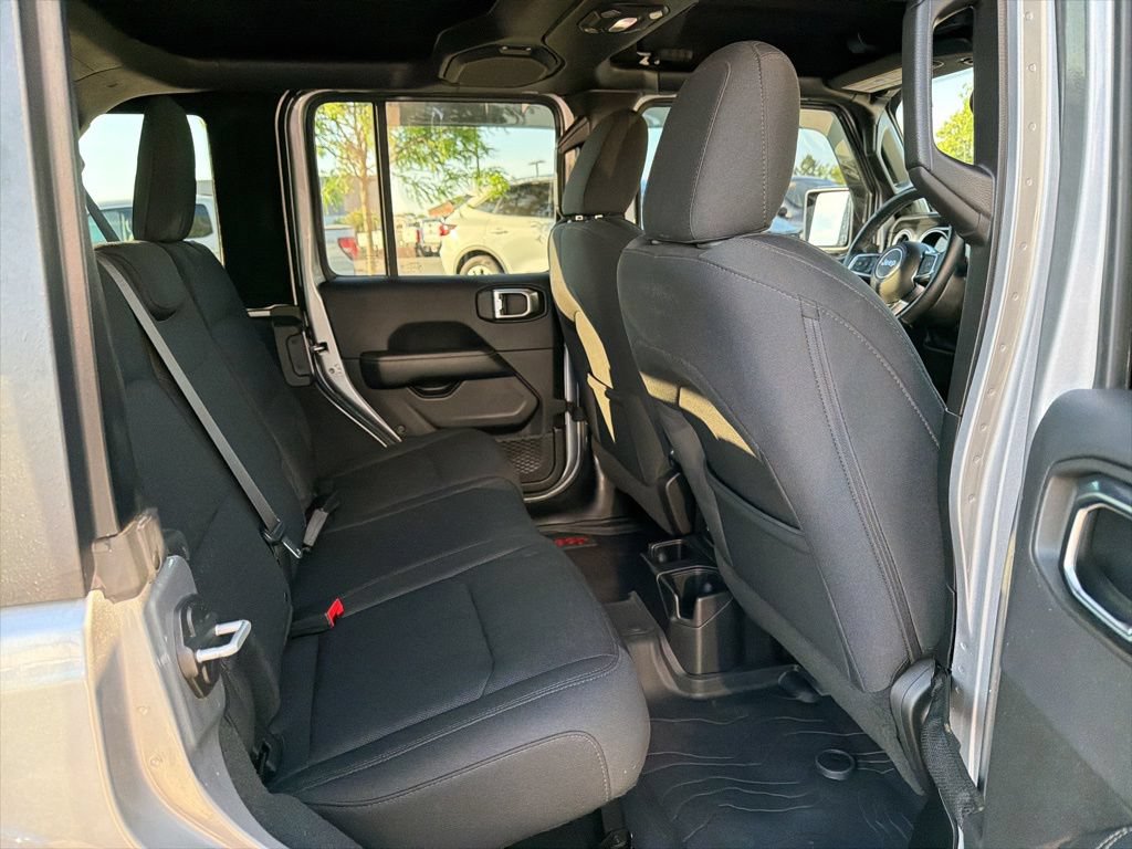 Used 2018 Jeep Wrangler Unlimited Sahara AWD/4WD image 28
