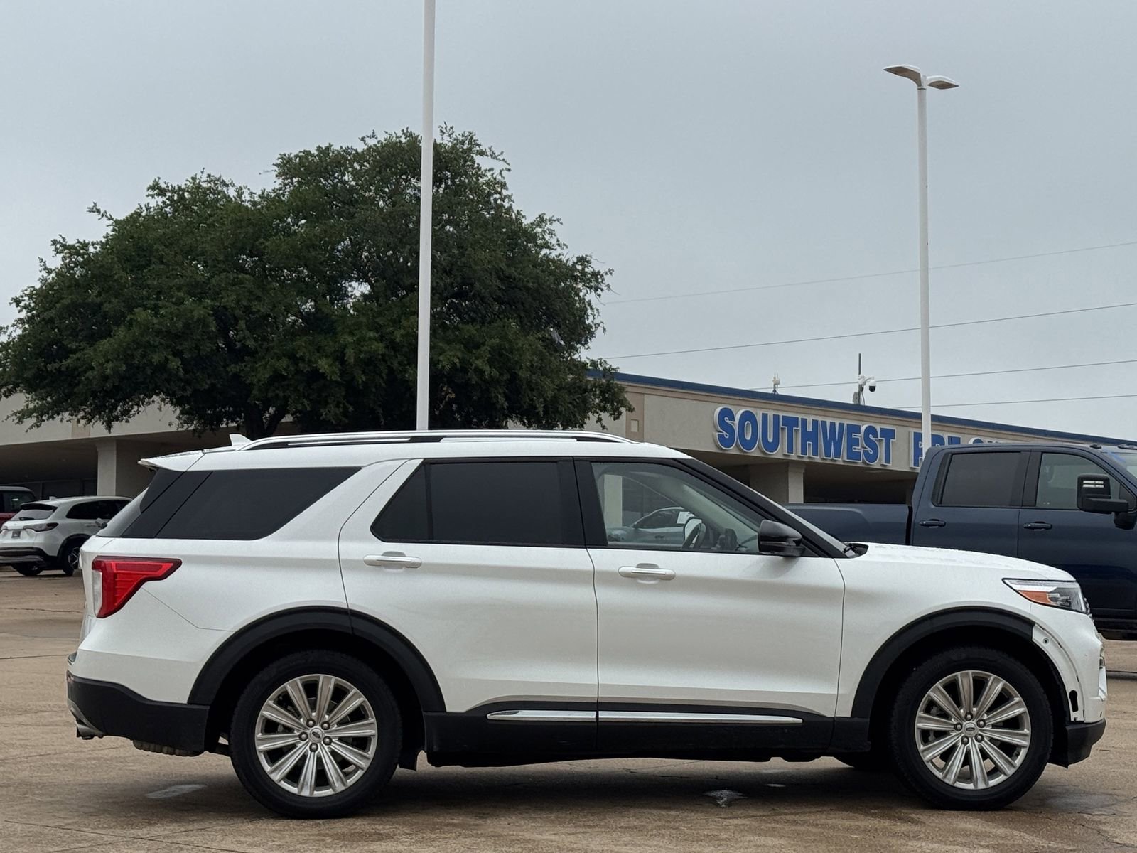 Certified 2022 Ford Explorer Limited w/ Limited Technology Package RWD image 3