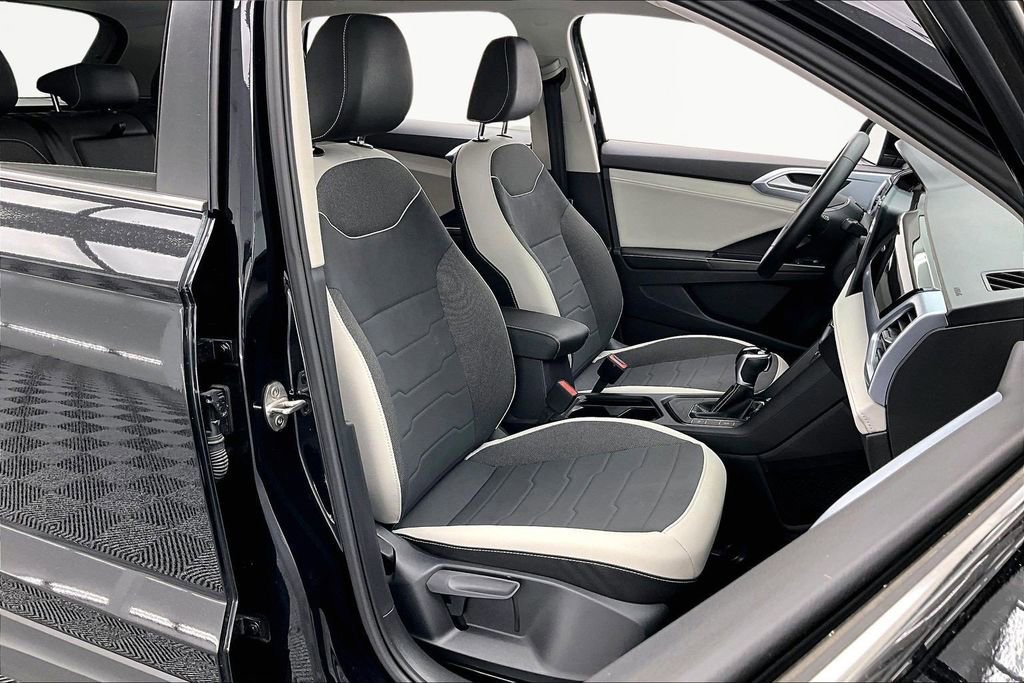 Used 2025 Volkswagen Taos SE image 9