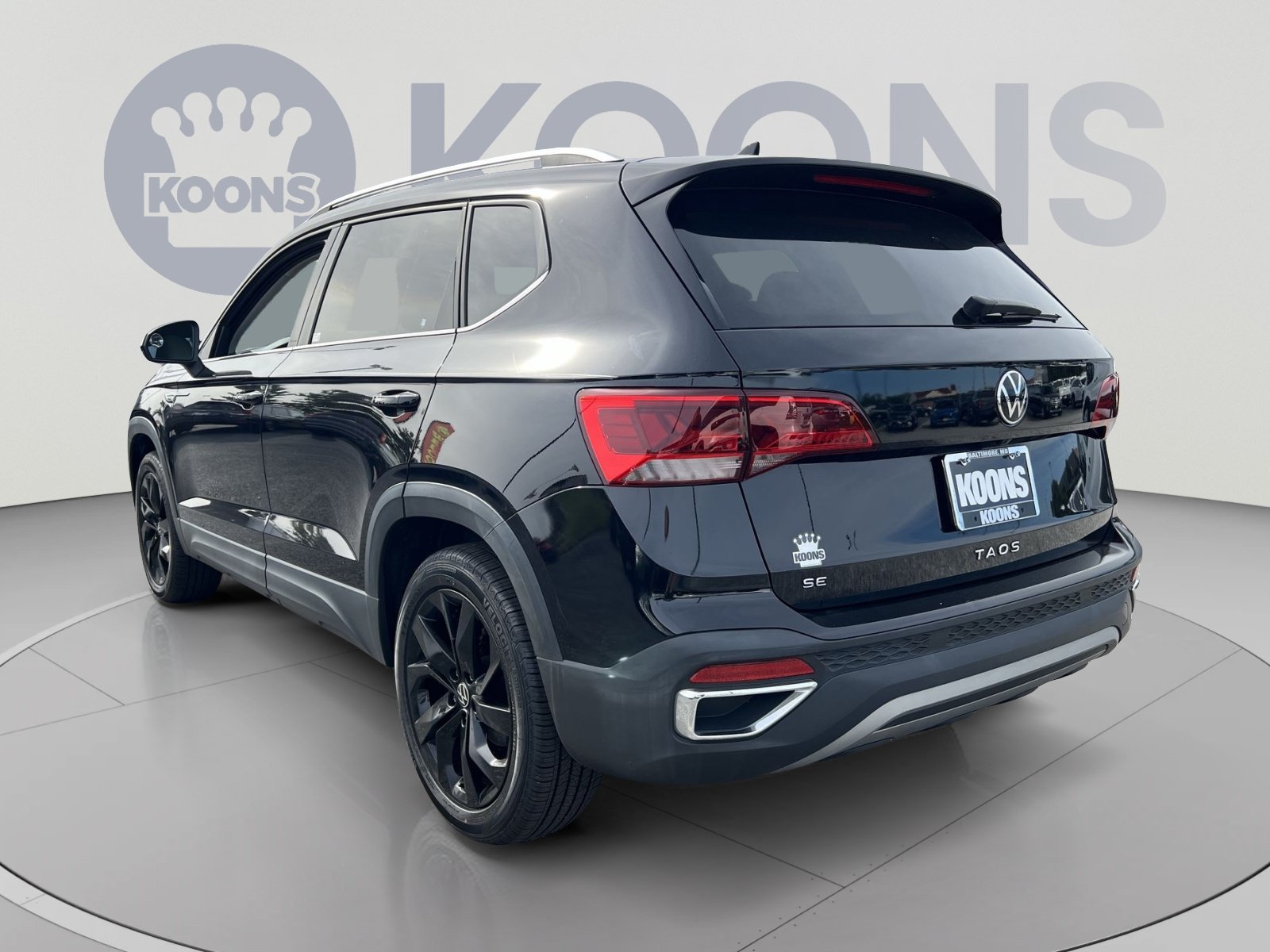 Used 2024 Volkswagen Taos SE w/ Panoramic Sunroof Package FWD image 4
