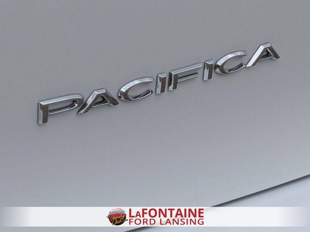 Used 2024 Chrysler Pacifica Touring-L FWD image 10
