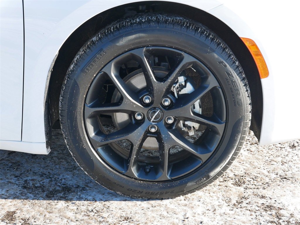 Used 2024 Chrysler Pacifica Limited w/ Uconnect Theater Family Group image 7