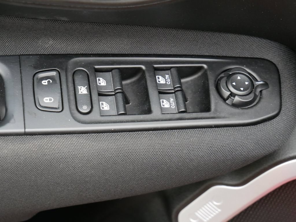 Used 2020 Jeep Renegade Latitude w/ Cold Weather Group AWD/4WD image 16