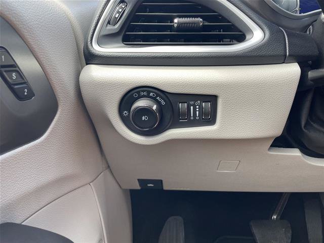 Used 2024 Chrysler Pacifica Touring-L FWD image 16