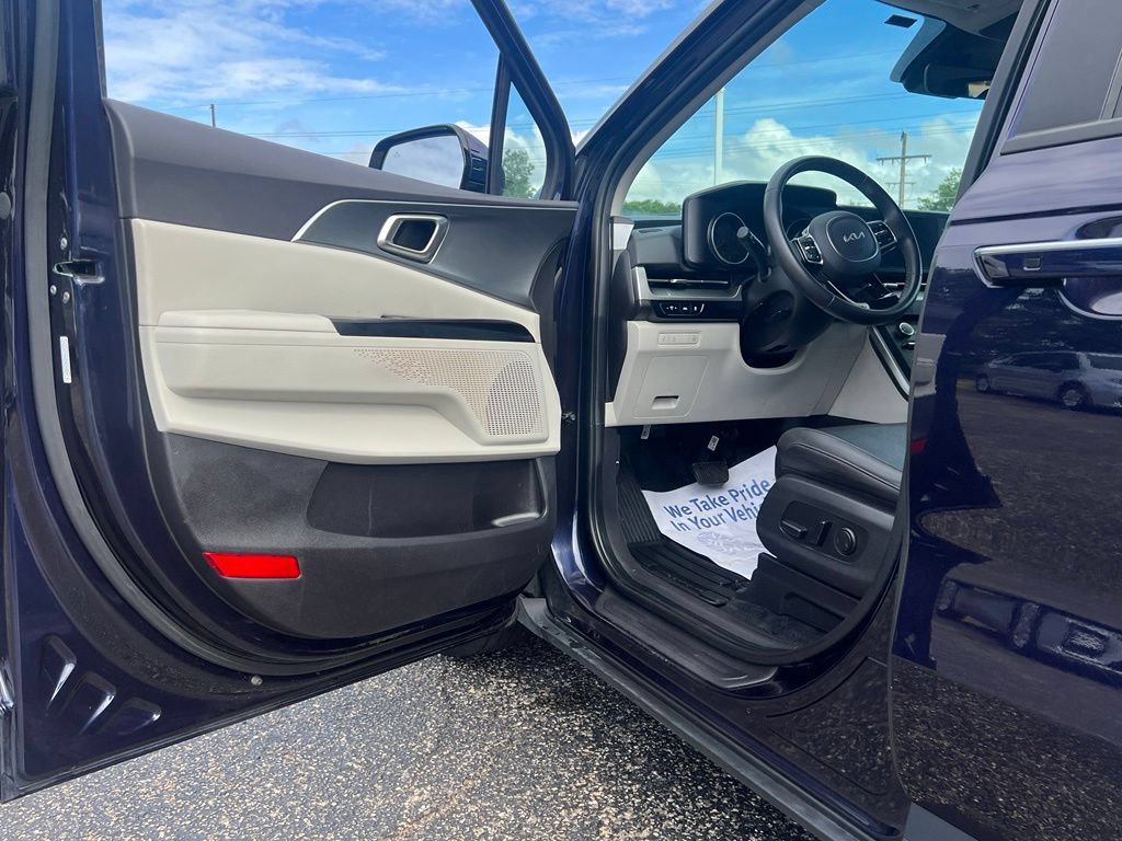 Used 2024 Kia Carnival LX FWD image 9