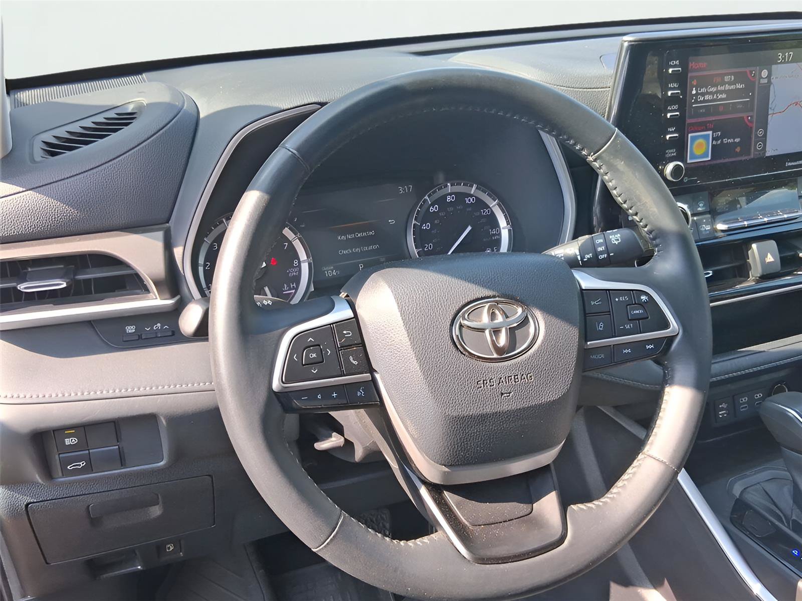Used 2022 Toyota Highlander XLE FWD image 16