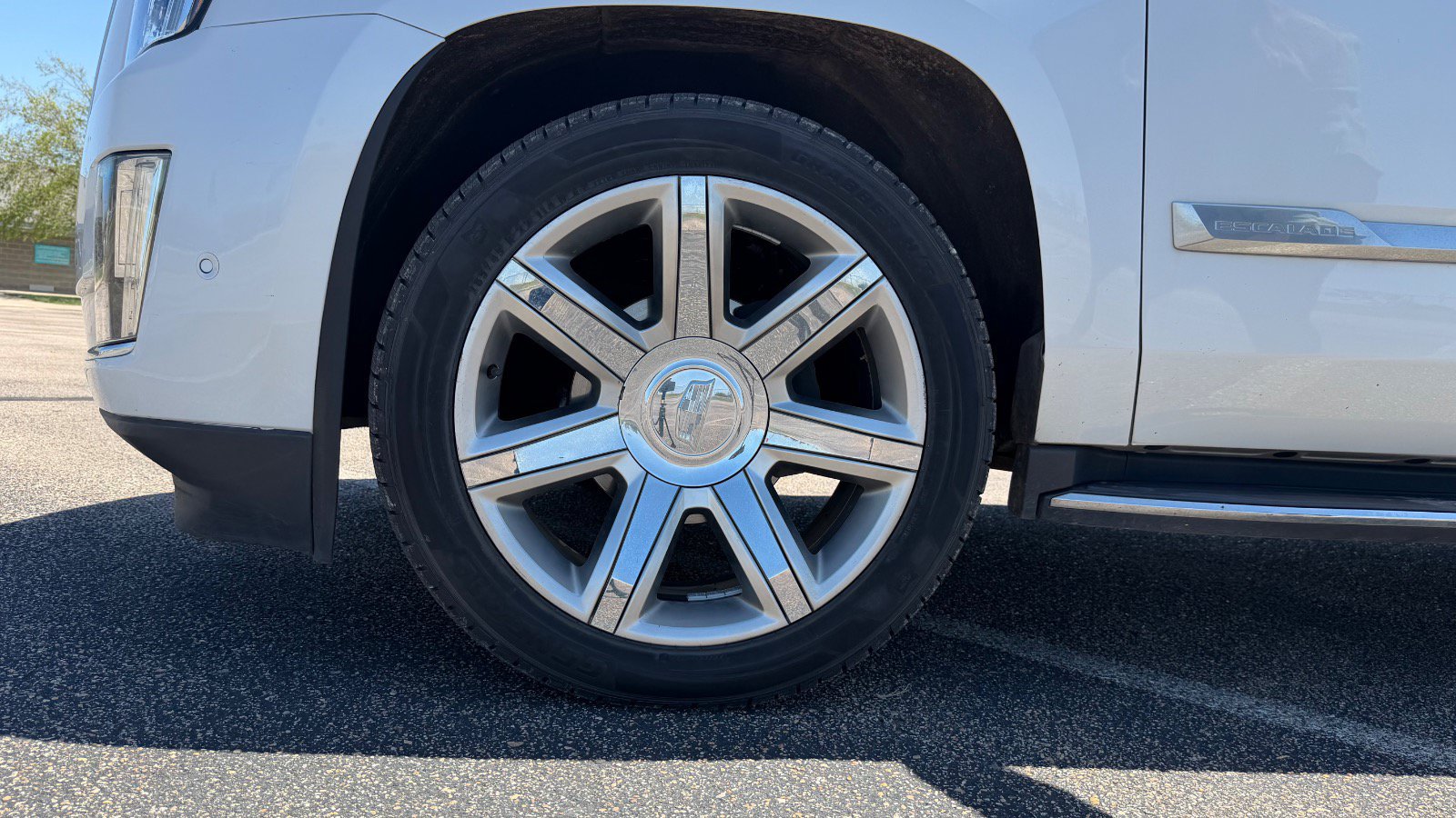 Used 2019 Cadillac Escalade ESV Luxury AWD/4WD image 17