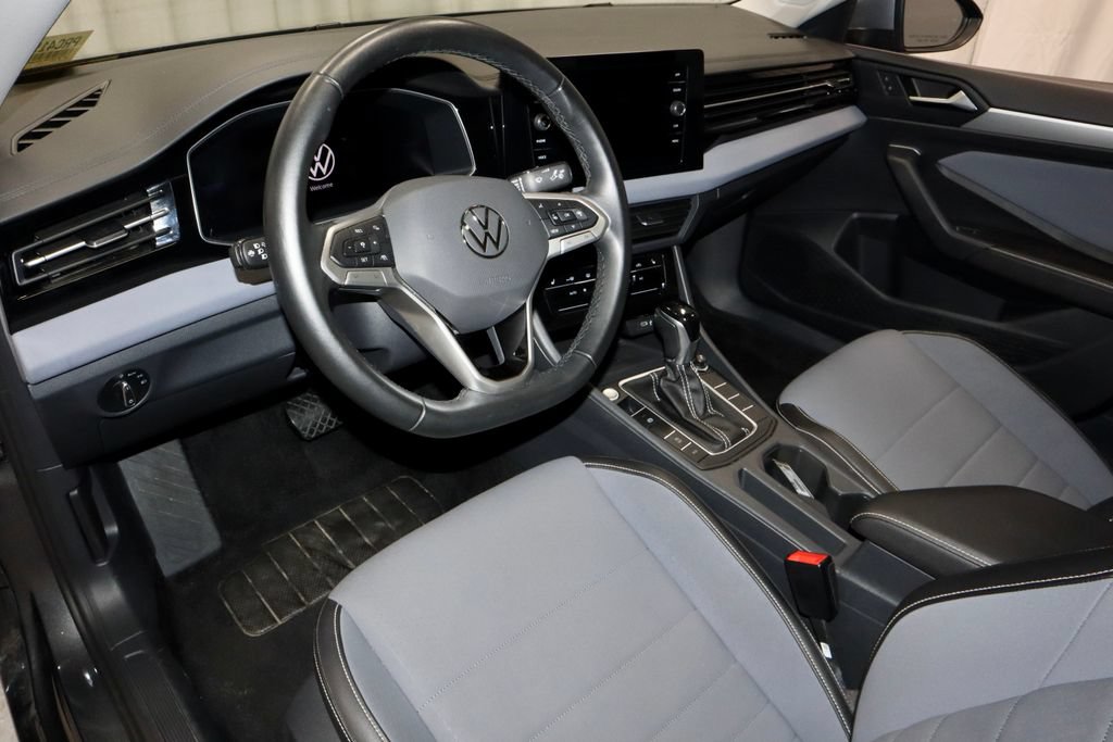 Used 2025 Volkswagen Jetta SE FWD image 25