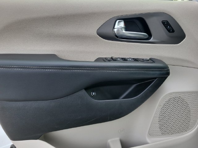 Used 2024 Chrysler Pacifica Limited FWD image 22
