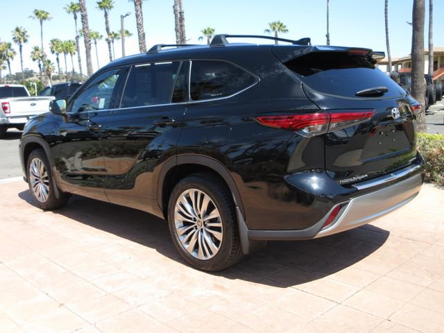 Used 2022 Toyota Highlander Platinum FWD image 2