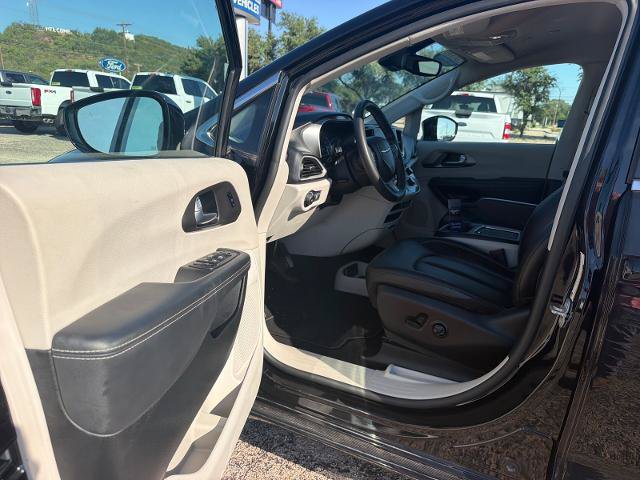 Used 2024 Chrysler Pacifica Touring-L FWD image 10