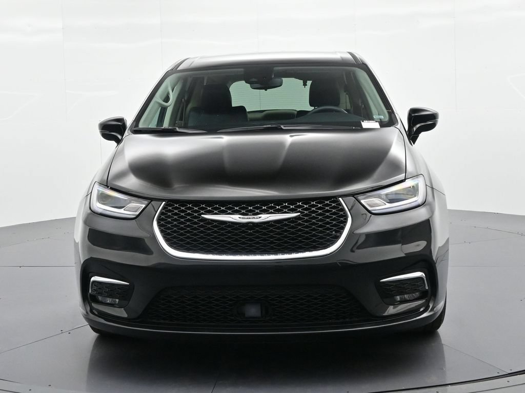 Used 2024 Chrysler Pacifica Touring-L FWD image 3