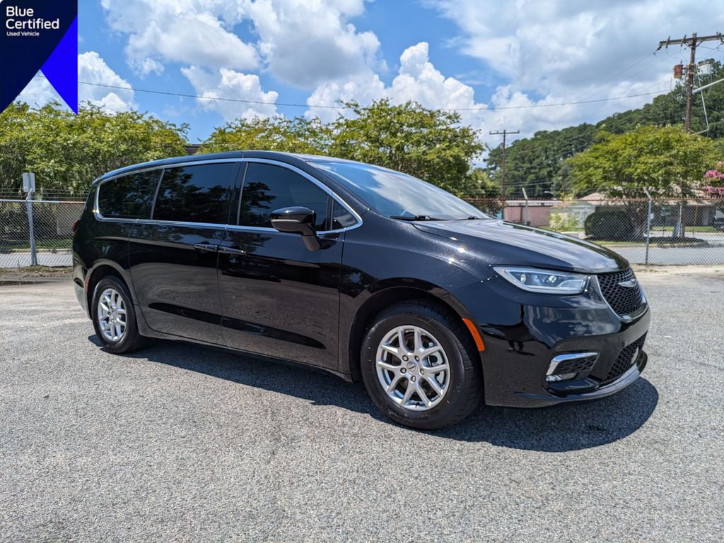 Used 2025 Chrysler Pacifica Select FWD image 1