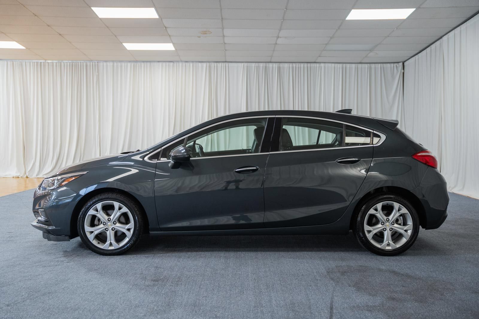Used 2018 Chevrolet Cruze Premier FWD image 4