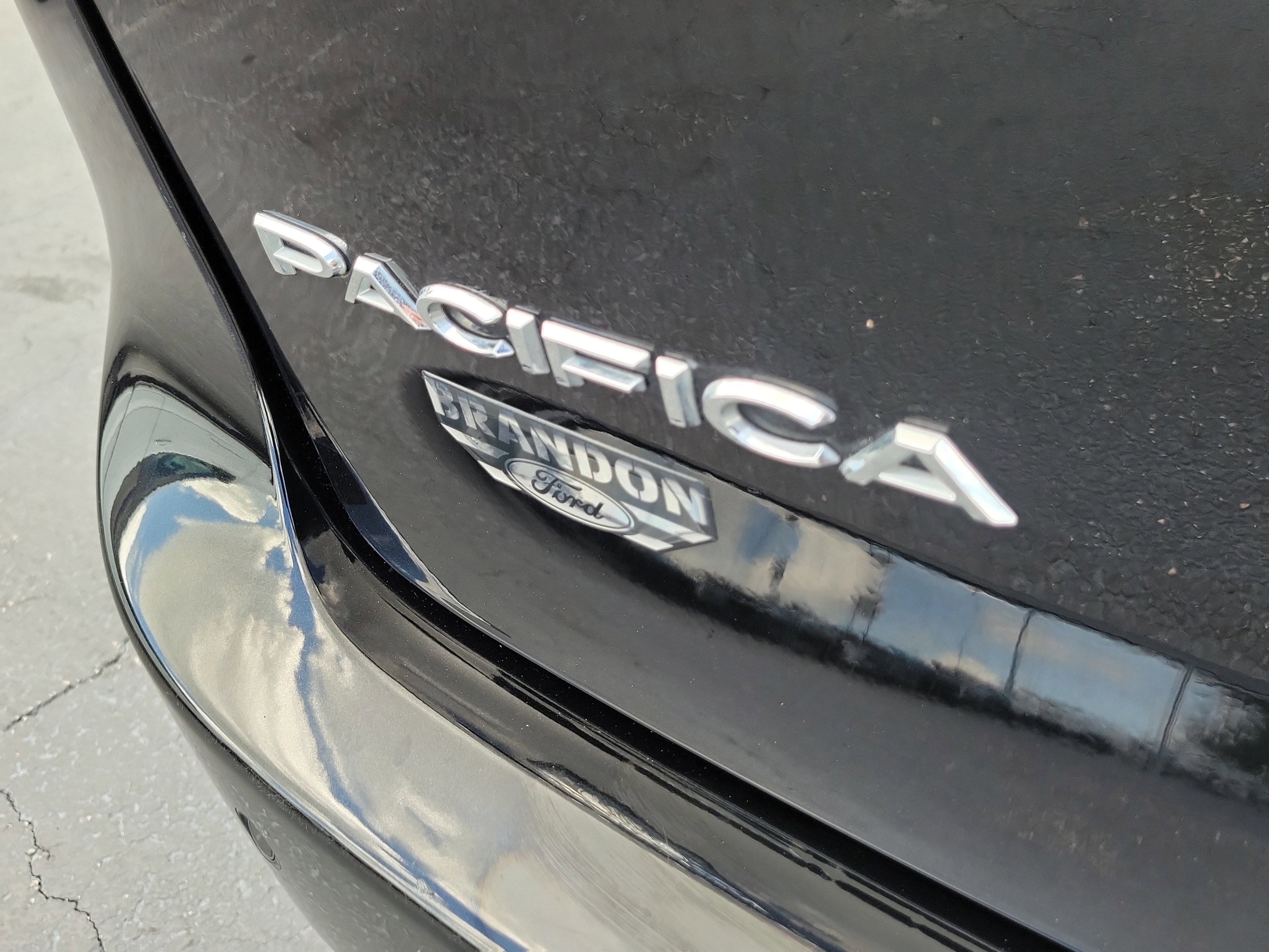 Used 2024 Chrysler Pacifica Touring-L FWD image 9