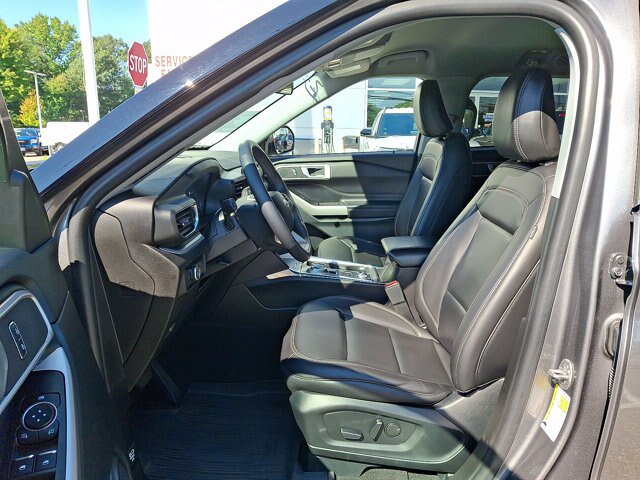 Certified 2023 Ford Explorer XLT w/ Equipment Group 202A AWD/4WD image 3