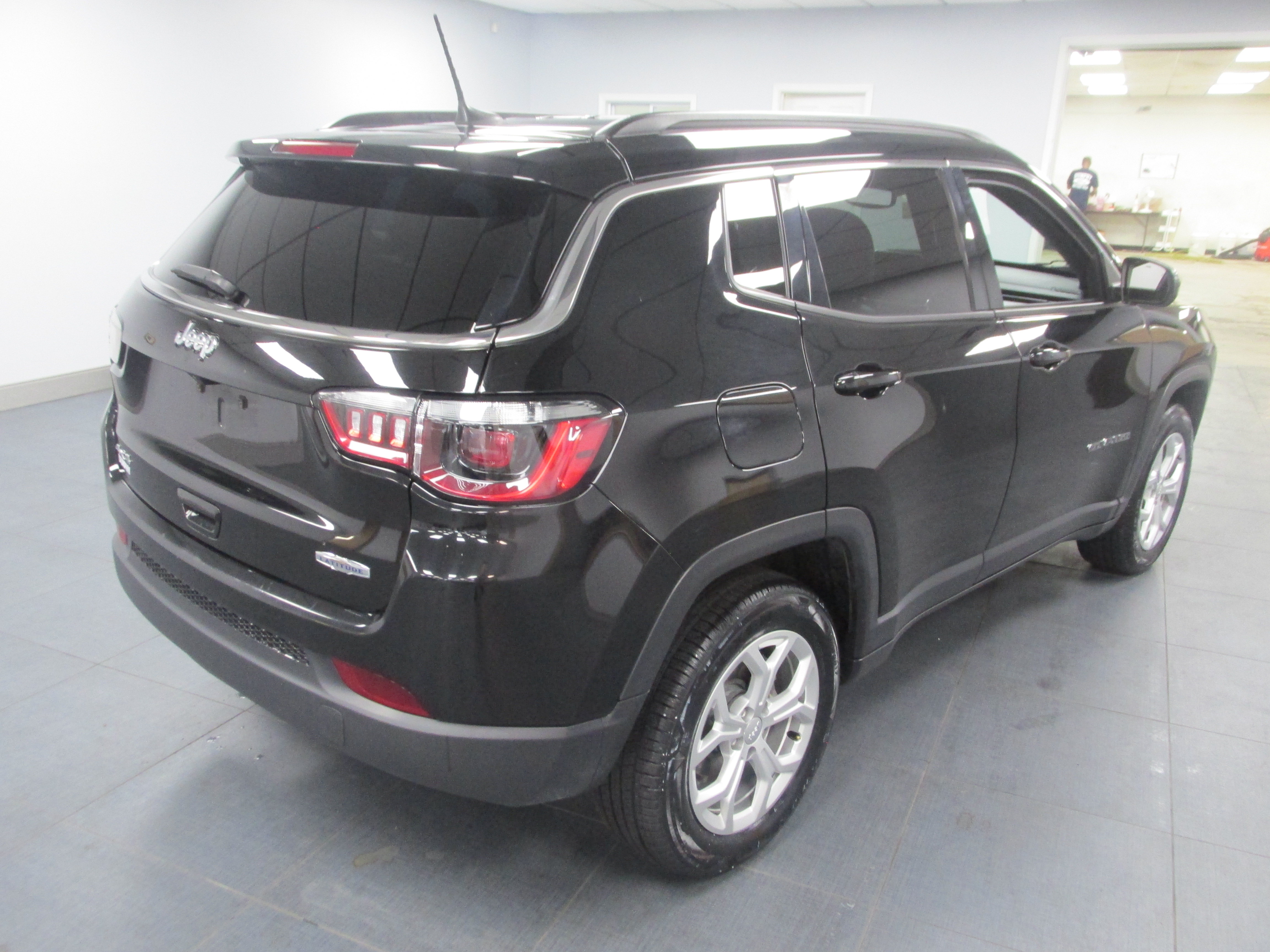 Used 2024 Jeep Compass Latitude AWD/4WD image 5