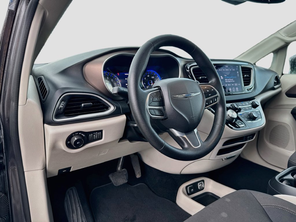 Used 2019 Chrysler Pacifica Touring Plus w/ Advanced Safetytec Group FWD image 9
