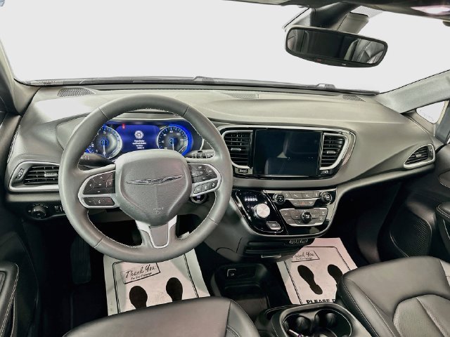Used 2025 Chrysler Pacifica Select FWD image 28