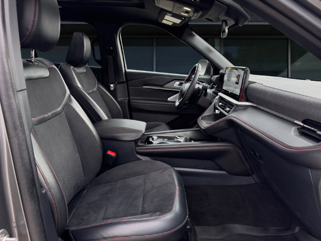 Certified 2025 Ford Explorer ST AWD/4WD image 15