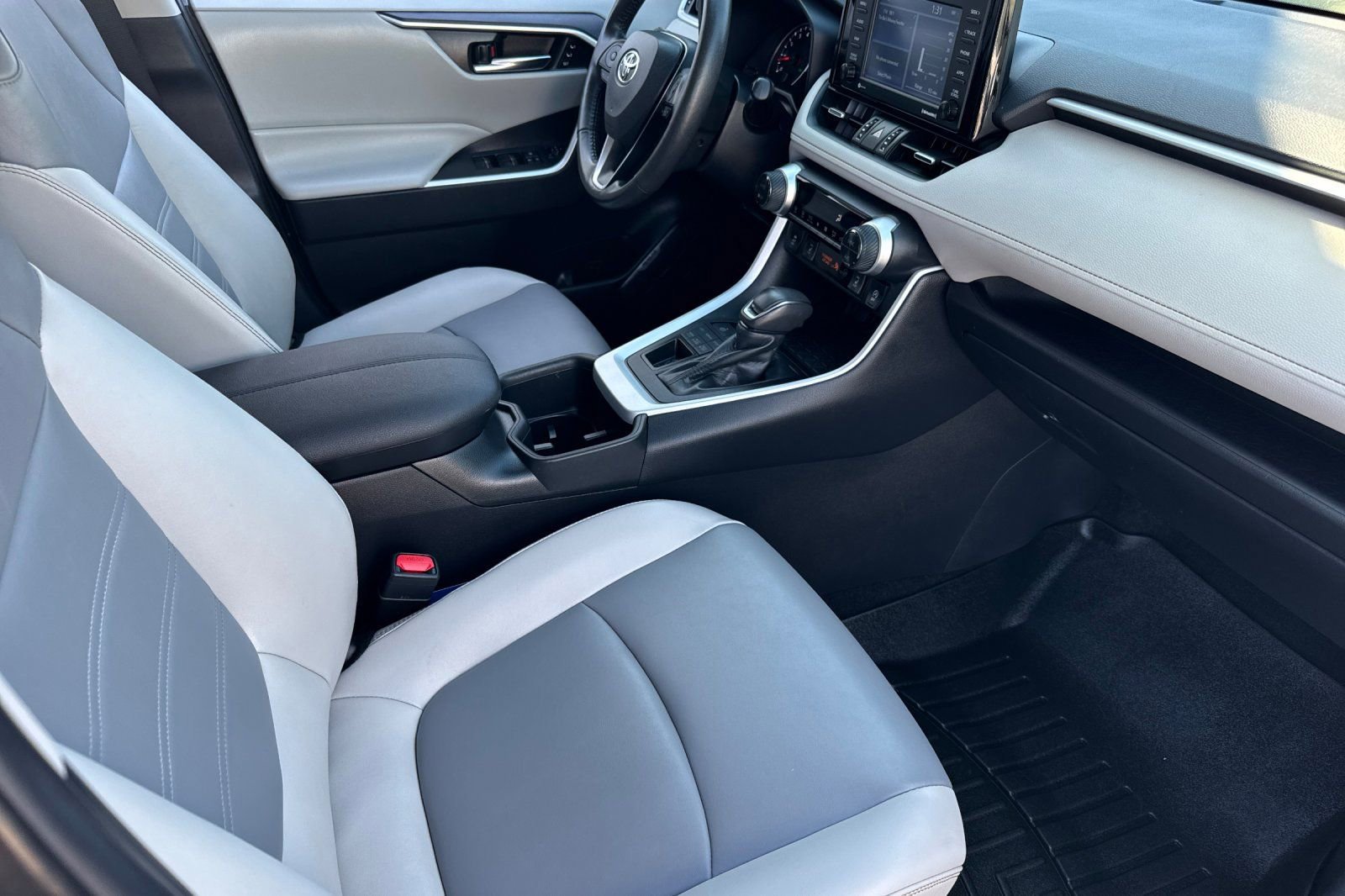 Used 2022 Toyota RAV4 XLE Premium image 17