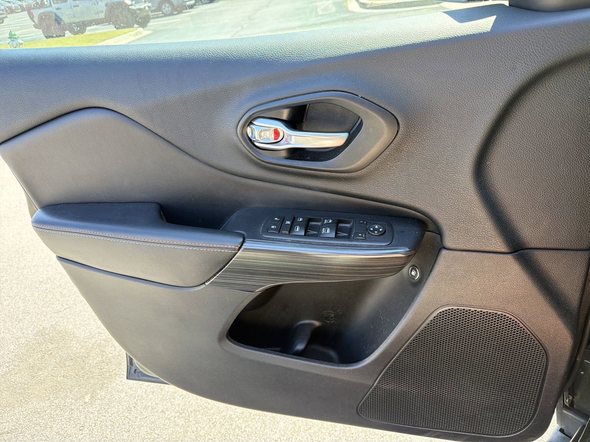 Used 2017 Jeep Cherokee Latitude w/ Safety/Convenience Group image 8