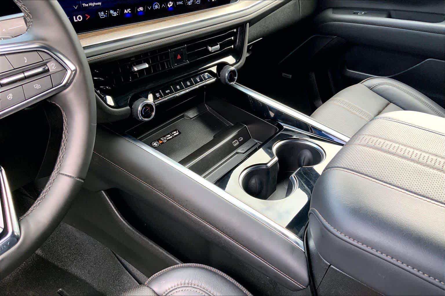 Used 2025 Chevrolet Tahoe High Country AWD/4WD image 32
