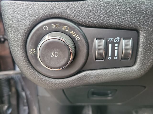 Used 2021 Jeep Cherokee Latitude Plus AWD/4WD image 9