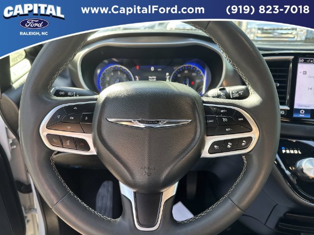 Used 2025 Chrysler Pacifica Select FWD image 24
