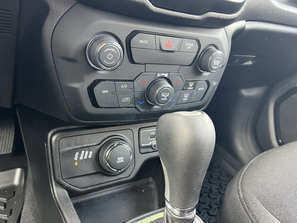 Used 2018 Jeep Renegade Altitude AWD/4WD image 28