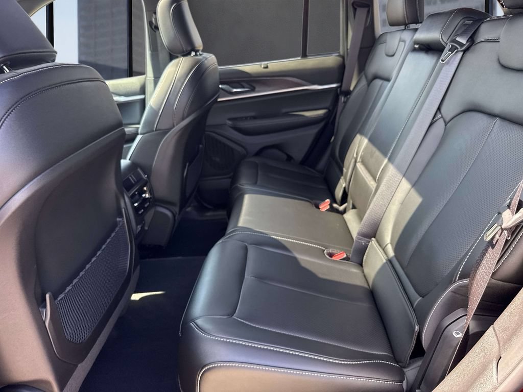 Used 2025 Jeep Grand Cherokee Limited w/ Luxury Tech Group II RWD image 14