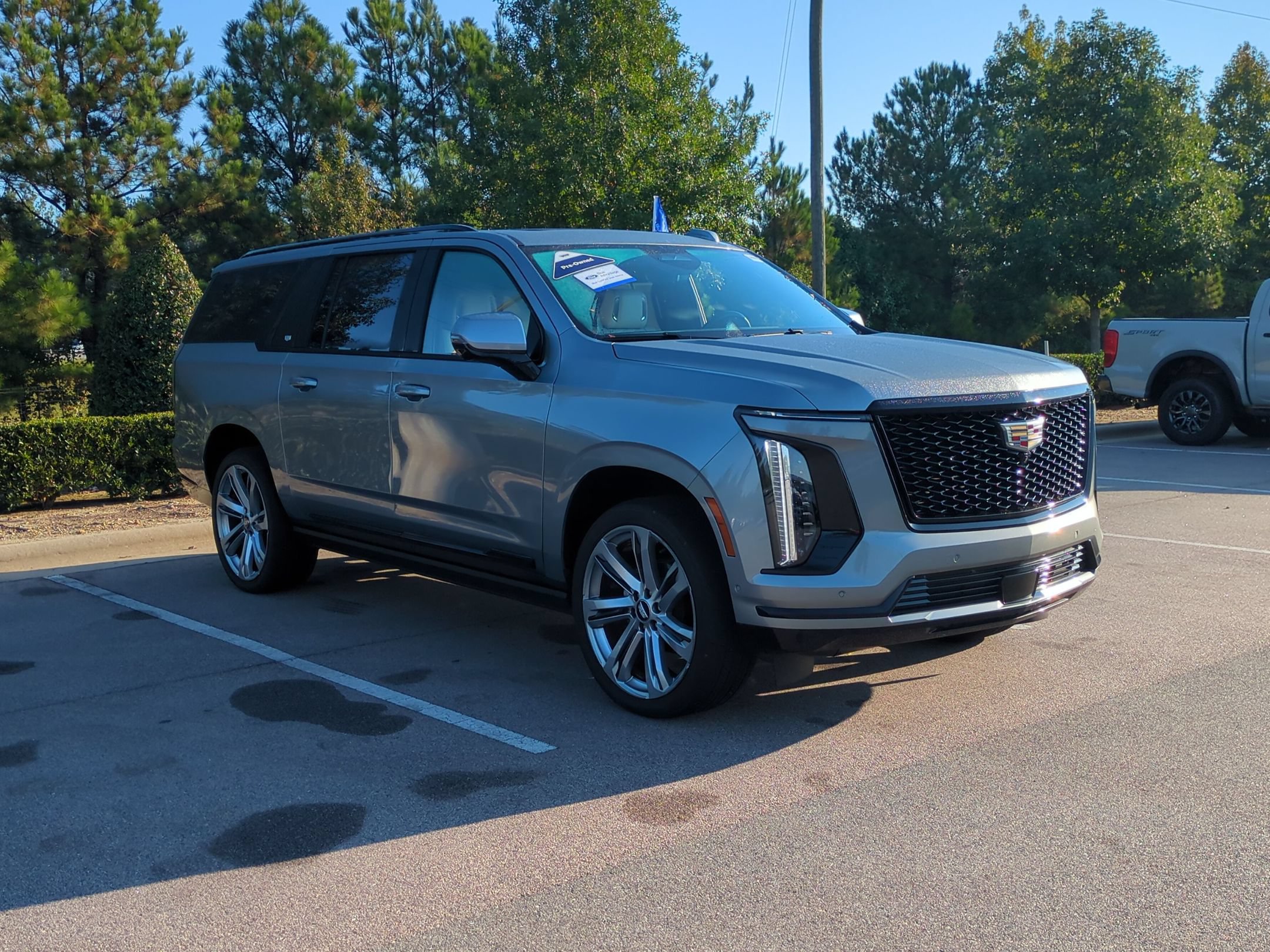Used 2025 Cadillac Escalade ESV Sport Platinum w/ LPO, Floor Liner Package AWD/4WD image 2